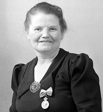 Elin Lywén Forså Kisa
raja
Kvinna klädd i klänning      

raja
Elin Lywén född Andersson 1884 kom från Trädgårdsstugan i Kisa. Efter giftermålet med Lywén flyttade de till Ekstugan. Hon fick en son Tage 1911. Mannen emigrerade till Amerika och hon blev änka 1937.
 Elin Lywén arbetade på pappersbruket och erhöll medalj för lång och trogen tjänst. Hon dog 1970.
 Hon hade en tvillingsyster Märta som gifte sig Holmberg och fick två barn Lennart och Karla tvillingar.
 Ekstugan som låg nära Forså är riven.
 Källa: Studiegruppen hembygdsgården

raja
Hon hade oxå en dotter, Asta Mary Elisabet Lywén 1913-1944. 
Källa: Marie
Nyckelord: Lywén Kisa