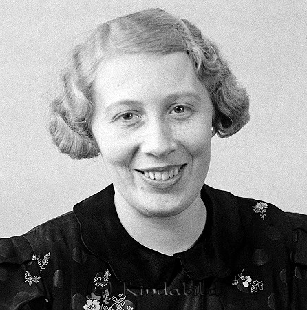 Edla Larsson Kisa
raja
Kvinna klädd i klänning      

raja
Edla Larsson född 1913 i Kisa gift med Darling Ekström, han arbetade som apotekare i Österbymo.  
Källa: Studiegruppen Hembygdsgården 

Nyckelord: Larsson Kisa