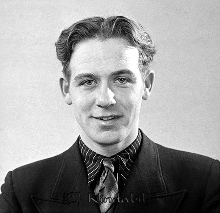 Helge Carlsson Svalsjö
raja
Man klädd i skjorta slips och kavaj

raja
Helge Karlsson född 1918 i Åtvid. Han var smideslärling hos smeden Gustaf Edvid Skog Skoghall Örsebo. Han kom från Grebo 1937 och flyttade 1940 till Tjärstad.
Källa: Folkräkning 1860-1947 
Källa: Gerd Pettersson


Nyckelord: Carlsson Svalsjö