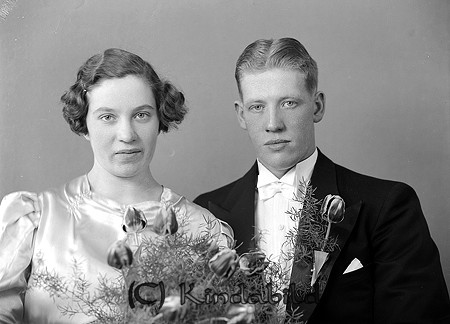 Richard Gustavsson Misterfall Kisa adr Evjeboda Björkfors
raja
Brudpar

raja
Bruden hette Gunhild och kom förmodligen från �?vjeboda.
 De bodde i Håredal på 1950-talet och hade fem barn.
 De flyttade till Godegård..
 Källa: Studiegruppen hembygdsgården 
Nyckelord: Gustavsson Björkfors