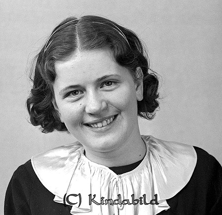 Ulla Gustavsson Högbo Ulrika
raja
Kvinna klädd i mörk klänning med ljus krage  

raja
Ulla Ragnhild Linnéa Gustavsson född 1921 i Sund.
Dotter till Karl Bernhard Gustavsson och Alma Charlotta Palm.
Hon gifte sig med Karl Gustav Valter Östlund från Mjölby.
Ulla Östlund dog 1993 i Mjölby.
Källa: Familjer och Gärdar i Ulrika 
Källa: Gerd Pettersson

Nyckelord: Gustavsson Ulrika