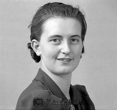 Elvy Gustavsson Högbo Ulrika
raja
Kvinna klädd i mörk klänning  

raja
Elvy Viola Henrietta Gustavsson född 1920 i Västra Ryd.
Hon var syster till Ulla Ragnhild Linnéa född 1921 i Sund.
Gift 1940 med Jakob Allan Jakobsson född 1917 i Eksjöhult.
Flyttade till Solna. Död 1990 i Solna.
Källa: Familjer och Gårdar i Ulrika 
Källa: Gerd Pettersson


Nyckelord: Gustavsson Ulrika