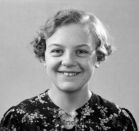 Helén Andersson Strömsro Kisa
raja
Kvinna klädd i blommig klänning  

raja
Helena Andersson, dotter till kamrer Andersson på Kinda Sparbank. Hon gifte sig med läraren Lennart Malmqvist. 
Källa: Gerd Pettersson

Nyckelord: Andersson Kisa