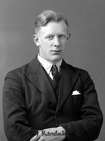 Josef Frode Tjusebo Ulrika
raja
Man klädd i skjorta slips och kavaj

raja
Josef Frode var född 1914 i Kisa, son till Anders Hugo Frode och Hilda Charlotta Engdal.
 Syskon till Josef:
 Axel Tore född 1916, död 1933
 Gösta Erik född 1918
 Edit Maria Charlotta född 1920
 Henning född 1922
 Henry Mauritz född 1925
 Ingvar Bertil född 1929.
 De kom från Kjusebo i Kisa socken. OBS! 
Källa: Gerd Pettersson
Nyckelord: Frode Ulrika