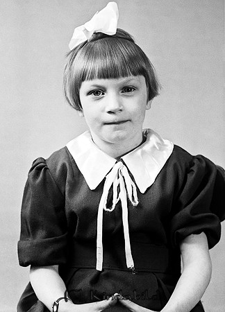 Lisbeth Svensson Bjerkeryd Kisa
raja
Flicka klädd i mörk klänning med ljus krage och rosett i håret 

raja
Lisbet Svensson var fosterdotter till mjölnaren i Karlsberg David Svensson och hans hustru Elsa född Karlsson.
Lisbet gifte sig Edoff. 
Källa: Gerd Pettersson

Nyckelord: Svensson Kisa