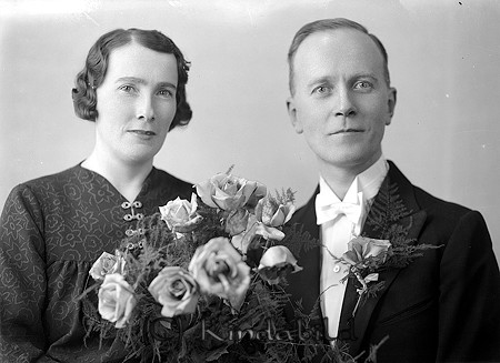 J.W. Johansson S:t Larsgatan 24 Linköping
raja
Brudpar

raja
Köpman Josef Valdemar Johansson född 1896 och Margareta Sofia Johansson född 1907-10-01. Hon kom från Granstorp i Kisa.
1970 bodde de på Prästbolsgatan 46 i Linköping.
Källa: Vigselbok Kisa och Folkräkning 1970 
Källa: Gerd Pettersson

Nyckelord: Johansson Linköping