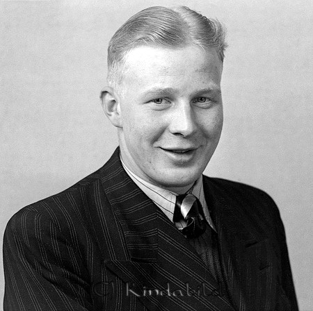 Gunnar Liljedahl Hahnes Kisa
raja
Man klädd i skjorta slips och kavaj

Nyckelord: Liljedahl Kisa