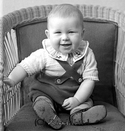 Bernt-Olov Nilsson Värgården Kisa
raja
Litet barn som sitter i en korgstol 

raja
Berndt Olof Magnus Nilsson född 1937, son till Ture och Ingrid Nilsson.
Syskon: Margareta och Lars.
Familjen flyttade till Knäck i Västra Eneby 
Källa: Gerd Pettersson

Nyckelord: Nilsson Kisa