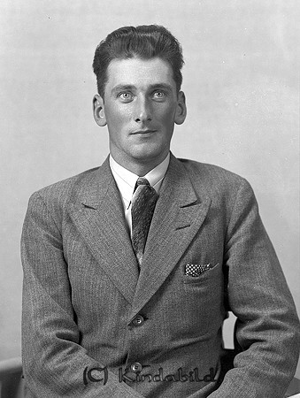 Josef Karlsson Killingevid Västra Eneby
raja
Man klädd i skjorta slips och kavaj

raja
Axel Josef Valentin Karlsson född 1912 i Linneryd Månhult Malexander, son till Sven Oskar Karlsson och Maria född Andersson. Familjen bodde i Övra Killingevid.
Josef gift 1942 med Karin född 1924 i Kisa.
Omkring 1960 flyttade till Hageby Örtomta socken.
Flyttade omkring 1970 till Linköping 
Källa: Studiegruppen Hembygdsgården  

Nyckelord: Karlsson Västra Eneby