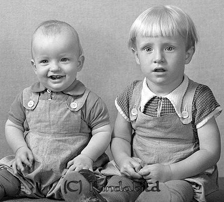 Lennart o Rolf Arvidsson Kisa
raja
Syskonpar

raja
Lennart född 1937 och Rolf född 1938, söner till Karl Hjalmar och Gunhild Arvidsson.
 Källa: Studiegruppen hembygdsgården 
Nyckelord: Arvidsson Kisa