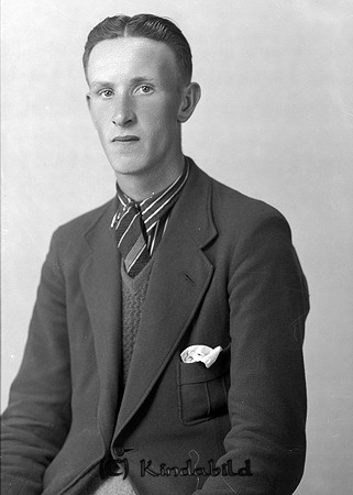 Sven Axelsson Horn
raja
Man klädd i skjorta slips och kavaj

Sven Axelsson född 1916 i Horn. Han kom från Rössle och fadern hette Axel Pettersson. Han tillverkade gungstolar på äldre dar.
 Sven hade en syster Rut som var gift i Hökhult Horn.
 Sven Axelsson blev byggnadssnickare och arbetade hos byggmästare Jonsson i Horn.
 Han gifte sig 1948 med Elsa Maria född Jonsson från Veta och de flyttade till Linköping.
 Källa: Studiegrupp från Horn och Folkräkning 1950 
Nyckelord: Axelsson Horn
