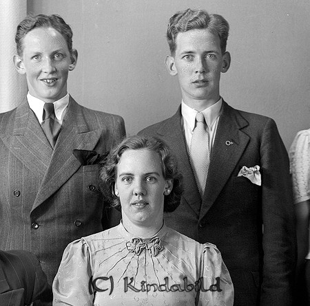 Syskonen Sandelius Kölefors
raja
Syskonskara

raja
Syskonen Sandelius i Kölefors
Bakre raden från vänster: Bertil, Sven
Främre raden från vänster: Iris 
Källa: Curth

Nyckelord: Sandelius Kölefors