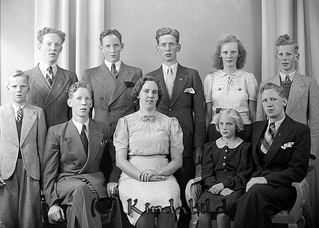 Syskonen Sandelius Kölefors
raja
Syskonskara

raja
Syskonen Sandelius i Kölefors
Bakre raden från vänster: Curt, Bertil, Sven, Sonja, Ville
Främre raden från vänster: Yngve, Harry, Iris, Bojan. Alvar 
Källa: Curth

Nyckelord: Sandelius Kölefors