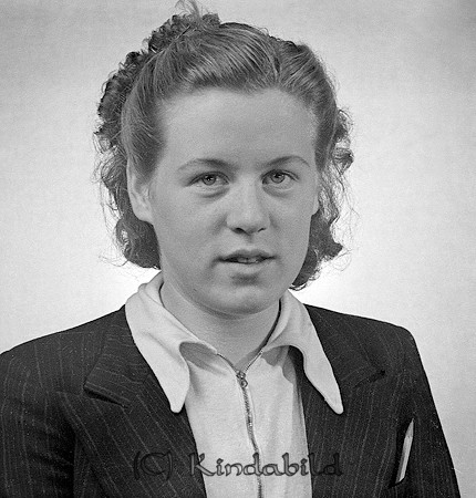 Anna-Lisa Kvist Kisa
raja
Kvinna klädd i ljus blus under mörk kavaj  

Nyckelord: Kvist Kisa