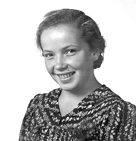 Ingrid Eriksson Björnstugan Björkhult
raja
Kvinna klädd i mörk klänning med ljusa blommor på   

raja
Ingrid Eriksson född 1922 kom från Harudden, Hon var gift med Gunnar Pettersson i �?kviken. 
Källa: Gerd Pettersson


Nyckelord: Eriksson Björkhult