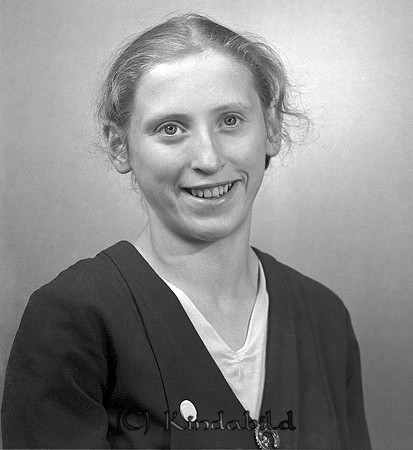 Anna-Greta Karlsson Kvarnholmen Svalsjö
raja
Kvinna klädd i mörk klänning  

raja
Anna-Greta Karlsson, dotter till Anders Karlsson.
 Familjen flyttade från Kvarnholmen till Uvkullen.
 Syskon var Gustav, Helge, Nils-Erik, Stina, Karin, Inga och Ylva
 (ej i ordningsföljd)
 Anna-Greta utbildades inom Frälsningsarmén och blev major.
 Verkade som slumsyster i bl a Göteborg.
 En mycket färgstark person. Efter sin pensionering kom hon hem till Kisa och bosatte sig i Frälsningsarméns fastighet i Kisa.
 Källa: Studiegruppen hembygdsgården 

raja
Anna-Karins mamma hette Ida. 
Källa: mayca

Nyckelord: Karlsson Svalsjö