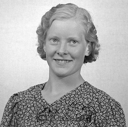 Maja Frode Ulrika
raja
Kvinna klädd i blommig klänning  

raja
Maria Frodhe född 1920 i Skogelund Kjusebo Kisa.
Källa: Familjer och Gårdar i Ulrika 
Källa: Gerd Pettersson
gepe
Maria var dotter till Anders Hugo Frode och Hildur född Engdal
Hon var gift Zandersson och bosatt i Ljungstorp Ämtefall Ulrika

Nyckelord: Frode Ulrika