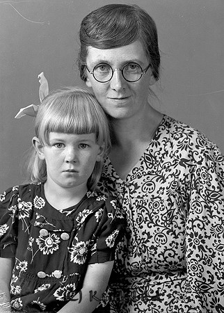 Fru Magnusson Kovhult Björkfors
raja
Mor och dotter

raja
Gunni Astrid Agnes Amalia Magnusson född Olsson 1907 i Kättilstad med dottern Mary Astrid Linnéa född 1934 i Oppeby.
Fadern till Mary var Anders Otto Sigvard Magnusson född 1901 i Oppeby.
Mary gifte sig med Karl Harry Nilsson född 1930 i Hycklinge.
1970 bodde i Åtvidaberg.
Modern Gunni dog 1984 hos dottern i Åtvidaberg.
Källa: Kyrkoarkiv Oppeby och Sv dödbok 
Källa: Gerd Pettersson

Nyckelord: Magnusson Björkfors