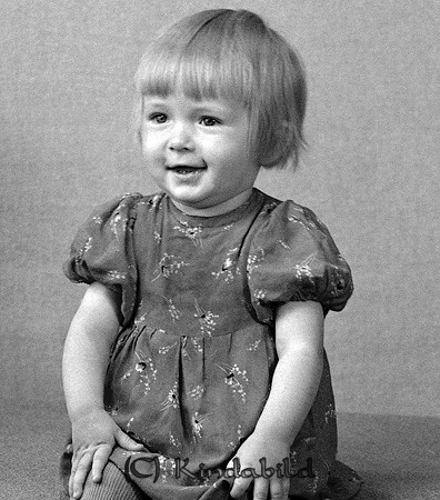 Kerstin Karlsson Kisa
raja
Flicka klädd i klänning

raja
Kerstin Karlsson född 1938, dotter till Karin och David Karlsson.
 Kerstin gifte sig med Arne Zackrisson född 1932 i Kisa.
 Syskon till Kerstin: Marita och Krister
 1970 bodde Kerstin och Arne i Nyköping.
 Källa: studiegruppen hembygdsgården 
Nyckelord: Karlsson Kisa