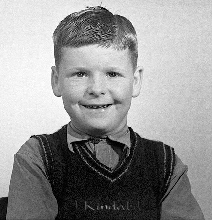 Bertil Träff Kisa
raja
Pojke klädd i skjorta under stickad väst

raja
Bertil Träff född 1931 i Linköping, son till Eskil och Anna Träff.
 En bror Ingemar. Bertil Träff arbetade som bilelektriker hos Nylanders Bil i Kisa på 50-60 talet.
 1970 bodde han i Linköping.
 Källa: Studiegruppen hembygdsgården 
Nyckelord: Träff Kisa