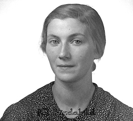 Inga Nilsson Rödingehult Kisa
raja
Kvinna klädd i mörk klänning   

raja
Inga Nilsson, född 1915, dotter till Johan Algot Nilsson född 1870 i Kisa och Gerda Maria född Andersson född 1881 i Horn.
Syskon till Inga:
Karl Robert Gillis född 1903
Johan Algot född 1904
Alice Maria Elisabet född 1906
Elsa Fredrika född 1917
Rut Margit Gunborg född 1921
1970 bodde Inga i Vällingby och gift med Bo Nothfalk född 1911 i Hälsingborg.
Källa: kyrkoarkiv Kisa 
Källa: Gerd Pettersson

Nyckelord: Nilsson Kisa