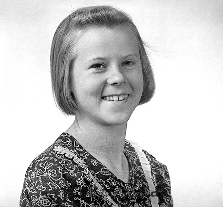 Doris Nilsson Gårdeby Kättilstad
raja
Flicka klädd i klänning

raja
Doris Gunborg Nilsson född 1922-07-23 i Kättilstad, dotter till Dora Edit Augusta NIlsson och John Erik Konrad Nilsson.
Hon gifte sig med Nils Einar Egelstig född 1922 i Västerlösa
En dotter Agneta Birgitta.
1970 bodde i Skrikstad Varv, Motala.
Källa: Kyrkoarkiv Kättilstad och Folkräkning 1970. 
Källa: Gerd Pettersson

Nyckelord: Nilsson Kättilstad