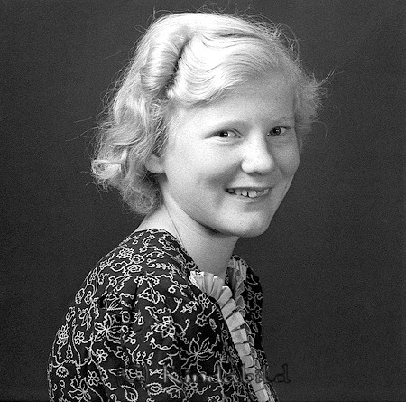 Margit Nilsson Gårdeby Kättilstad
raja
Flicka klädd i klänning

raja
Margot Linnéa Nilsson född 1924, dotter till John Erik Konrad Nilsson född 1886 i Sjögestad och Dora Edit Augusta född 1899 i Kättilstad, död i Bäckliden älderdomshem Linghem 1980.
Margot gifte sig med Sven-Olof Wagell.
Källa: Folkräkning 1970 och Kyrkoarkiv Kättilstad 
Källa: Gerd Pettersson

Nyckelord: Nilsson Kättilstad