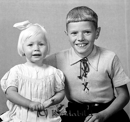 Birgitta och Arne Eriksson Knoppetorp Kisa
raja
Syskonpar

raja
Birgitta och Arne Eriksson, barn till Hugo och Anna Eriksson född Bröthlin.
 Arne gifte sig med Ninne Svensson från Karlsberg och Birgitta med Jan Anderson från Äpplerum Horn.
 Källa: Studiegruppen hembygdsgården
Nyckelord: Eriksson Kisa