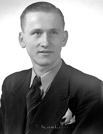 Ebbe Karlsson Grönsved Kisa
raja
Man klädd i skjorta slips och kavaj

raja
Ebbe Karlsson född 1921 i Kisa, son till Albert och Agnes Karlsson.
 Syskon: Rude född 1922 och Ludde född 1938.
 Ebbe arbetade som modellsnickare på Volvo i Göteborg.
 Han var gift med Ulla-Britt född 1925 i �?rtomta socken.
 1970 bodde de i Göteborg och hade en dotter och en son.
 Källa: Studiegruppen hembygdsgården och Folkräkning 
Nyckelord: Karlsson Kisa