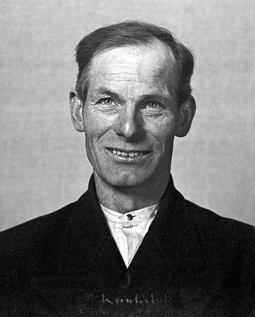 Carl Johansson Råstorp Slätmon
raja
Man klädd i skjorta och kavaj

Nyckelord: Johansson Slätmon