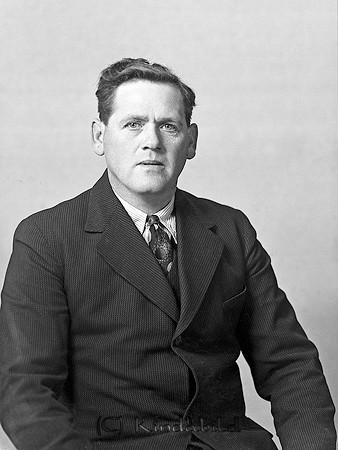 Helge Johansson Knoppetorp Kisa
raja
Man klädd i skjorta slips och kavaj

raja
Hilding Johansson född 1901 i Horn var gift med Elsa född Eriksson.
Hon var syster med Hugo Eriksson i Knoppetorp.
Hilding och Elsa hade två barn; Nils-Egon och Gösta. 
Källa: Gerd Pettersson

Nyckelord: Johansson Kisa