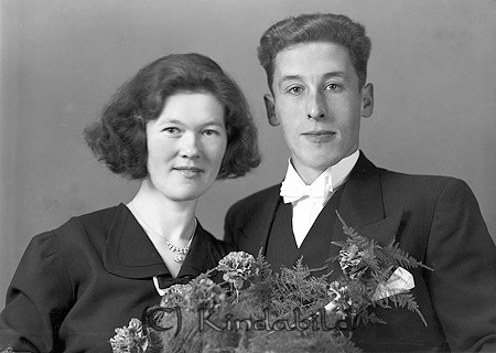 Einar Thorén Mjällerum Kisa
raja
Brudpar

raja
Einar Thorén född 1915, son till Karl och Alfrida Thorén Löth Horn. 
Gift 1930 med Signe Teresia Ingeborg Granqvist född 1912 i Jämshög Blekinge.
De fick barnen Eivor född 1937 i Hallingeberg ochj Birgit född 1943 i Kisa.
1970 bodde han i Löt Horn tillsammans med dottern Inger född 1950. Han dog 2000 i Horn.
Källa: Sv dödbok 
Källa: Gerd Pettersson

Nyckelord: Thorén Kisa