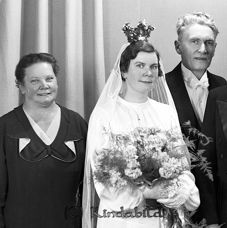 K.G. From Norra Promenaden 71 Norrköping
raja
Brudpar med bröllopsvittnen

Nyckelord: From Norrköping