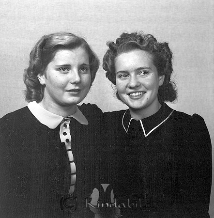 Elly Björk och Inga-Britta Holmström Kisa
raja
Två kvinnor klädda i mörka klänningar 

raja
Till vänster Elly gift med Karl-Axel Karlsson, barn Bo och Ann-Christina.
Till höger Inga-Britta gift med Sture Längberg, barn Bernt-Ove
Källa: Studiegruppen Hembygdsgården 

Nyckelord: Björk Kisa