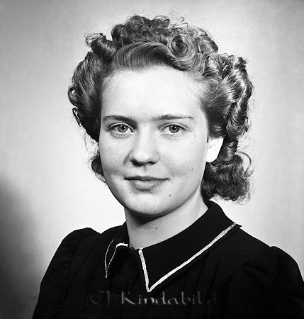 Inga-Britta Holmström Kisa
raja
Kvinna klädd i mörk klänning 

Nyckelord: Holmström Kisa