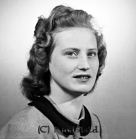 Lilly Jacobsson Kisa
raja
Kvinna klädd i klänning

raja
Lilly är dotter till Ture o Hilma.
Syskon, Maj-Britt, Olle, Nisse o Inga-Greta
Lilly gift med Assar.
Källa: Studiegruppen Hembygdsgården 

Nyckelord: Jacobsson Kisa