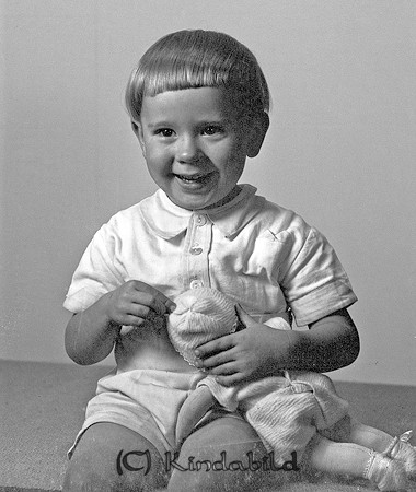 Bertil Gustavsson Fröåsa Kisa
raja
Pojke klädd i ljus kortärmad skjorta och kortbyxor 

raja
Bertil Gustavsson född 1937, son till Algot och Signe Gustavsson i Fröåsa Norrgård. Han var gift med Linnea. Två söner Mikael och Magnus. Brodern hette Tage.
 Källa: Studiegruppen hembygdsgården 

raja
Bertils mamma hette Vera. Han gifte sig med Solveig Envall från Väsby, Slätmon. 
Källa: mayca

Nyckelord: Gustavsson Kisa