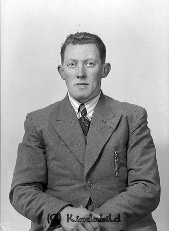 Holger Karlsson Froghult Kisa
raja
Man klädd i skjorta slips och kavaj

raja
Holger Karlsson var född 1907 i Kisa. Hans syskon hette Ivar och Lisa.
 Ivar Karlsson gifte sig med Karin Amalia och bosatte sig i Forsbo Tjärstad.
 Syskonen Lisa och Holger var ogifta och bodde också i Forsbo.
 Källa: Studiegruppen hembygdsgården
Nyckelord: Karlsson Kisa
