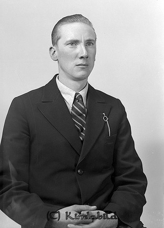 Albert Wång Ämtebo Hycklinge
raja
Man klädd i skjorta slips och kavaj

raja
Albert Wång, son till Gustaf Wång och Matilda Elin Karlsdotter.
 Barn: Judit född 1905
 Alice född 1912
 Albert född 1915
 Gunborg född 1916
 Gunhild född 1921
 Albert Wång var ogift och flyttade till Linköping.
 Källa: Jan Andersson
Nyckelord: Wång Hycklinge