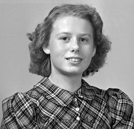 Larsson Kisa
raja
Kvinna klädd i rutig klänning  

raja
Gunvor Larsson, dotter till Gillis Larsson "Åkare-Lasse" i Kisa.
 Hon hade två bröder Karl-Einar och Bengt.
 Gunvor arbetade som tandsköterska hos Sundström.
 Hon gifte sig med Arne Nilsson från Hargs gård.
 Källa: Studiegruppen hembygdsgården
Nyckelord: Larsson Kisa