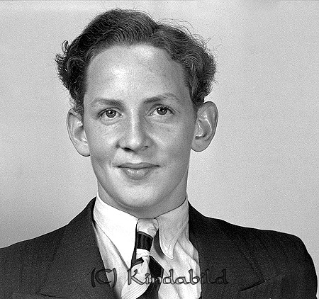 Bertil Sandelius Kölefors
raja
Man klädd i skjorta slips och kavaj

raja
Bertil Sandelius 
Källa: Curth

raja
Bertil Sandelius född 1921 i Anderslöv.
 Bertil Sandelius och Harry Tell började med varmkorvförsäljning i Kisa.
 Startade Sandelius Konditori i Åtvidaberg,
 Död 2002 i Åtvidaberg.
 Källa: Studiegruppen hembygdsgården och Folkräkning 1970. 
Nyckelord: Sandelius Kölefors