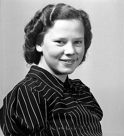 Inga-Lisa Dahlberg Kisa
raja
Kvinna klädd i randig klänning  

raja
Inga-Lisa Dalberg var född 1924 i Kisa, dotter till änkan Anny Ottilia Dalberg född Svensson i Djursdala 1877. Änka 1930.
Barn: Edit Viola född 1913 i Kisa
Sven Hugo född 1916 i Kisa
Anna Britta född 1919 i Kisa
Inga-Lisa flyttade till Åtvidaberg 1943. Hon gifte sig 1946 med en Dahlgren och dog 1959 i Åtvid.
Källa: Kyrkoarkiv Kisa och Sv dödbo 
Källa: Gerd Pettersson

Nyckelord: Dahlberg Kisa