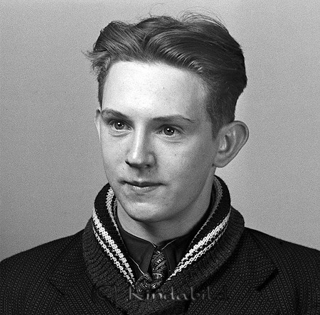 Gereon Forslund Vånga Oppeby
raja
Man klädd i skjorta slips under en ytterrock

raja
Gereon Forslund född 1921 i Oppeby. Han var son till Ivar Forslund och Hilda Amalia född Alm.
Barn:
Rut Frideborg född 1919
Karl Gereon Emanuel född 1921
Gustav Allan född 1924
Karin Henny Amalia född 1928
Källa: folkräkning 1970 
Källa: Gerd Pettersson

Nyckelord: Forslund Oppeby