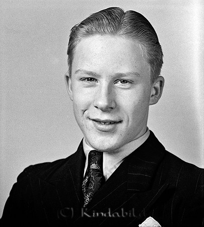 Bert Samuelsson Kisa
raja
Man klädd i skjorta slips och kavaj

raja
Bertil Samuelsson kom från Duvelund i Kulla.
 Hans mor hette Maria. Brodern hette Harry.
 Bertil gifte sig med Britt och de fick två söner Börje och Tore.
 Bertil arbetade på Kisa station och hustrun Britt på Sandströms Skoaffär.
 Källa: Studiegruppen hembygdasgården 
Nyckelord: Samuelsson Kisa