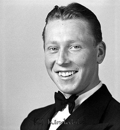 Harry Karlsson Kisa
raja
Man klädd i skjorta slips och kavaj

raja
Harry Karlsson, född 1919 i Kisa, kom från Stensnäs Harg, där fadern arbetade.
 Harry arbetade på Åbergs Bil i Kisa. Han var gift med Alice Valborg Ingeborg från Norra Vi.
 Han byggde hus på Ulrikagatan 16 i Kisa. Flyttade till Mjölby.
 En dotter Viveka.
 Han omkom vid ett drunkningstillbud i sjön Driern 1983 tillsammans med brodern Tage.
 Källa: Studiegruppen hembygdsgården 
Nyckelord: Karlsson Kisa