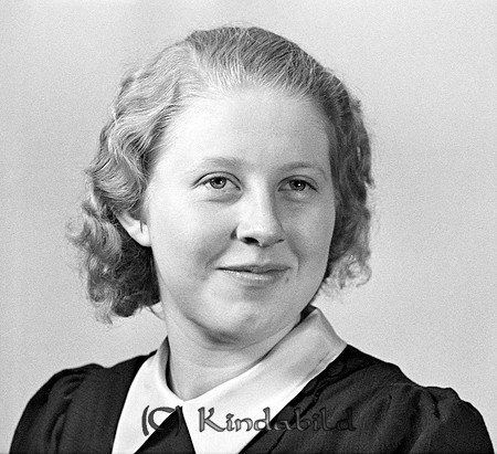 Karin Holmberg Kisa
raja
Kvinna klädd i mörk klänning med ljus krage   

raja
Karin "Karla" Holmberg född 1924 i Kisa. Hon var tvillingsyster till Lennart Holmberg.
Karla gifte sig 1955 med Rune Lind. De fick en son Tomas född 1956.
Karla var damfrisörska. De bodde på Drottninggatan 5 i Kisa.
Karla dog 1978.
Källa: Folkräkning 1970 och Sv dödbok 
Källa: Gerd Pettersson

Nyckelord: Holmberg Kisa