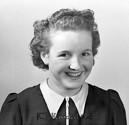 Elsy Johansson Kisa
raja
Kvinna klädd i mörk klänning med ljus krage  

raja
Elsie var 1923 i Kisa.
Hon gifte sig med Lennart Hugo Westberg född 1915 i Fyrunga Skaraborgs län.
De hade en dotter Kerstin Margareta född 1949 i Kisa.
1970 bodde familjen i Hässleholm.
Källa: Folkräkning 1970
Källa: Gerd Pettersson

Nyckelord: Johansson Kisa