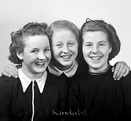Johansson Holmberg o Lundahl Kisa 
raja
Kvinnor klädda i mörka klänningar   

raja
Fr vänster Elsie Johnsson, Karin Holmberg och Margareta Lundahl.
 Margareta gifte sig med Ingemar Berg. Margareta var dotter till Eskil och Tyra Lundahl. Paret Berg flyttade till Nyköping.
 Källa: Studiegruppen hembygdsgården
Nyckelord: Lundahl Kisa