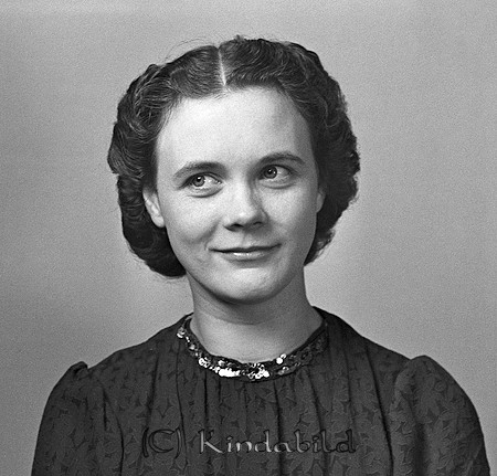 Lillian Damfriseringen Kisa
raja
Kvinna klädd i mörk klänning   

raja
Fotot är på Göta Andersson, senare gift med Kurt Hahne.
 Göta Hahnes mor Anna Andersson kom från Kjättestorp.
 Källa: Studiegruppen hembygdsgården 
Nyckelord: Lillian Kisa