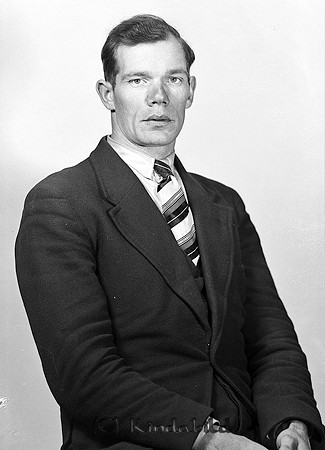 Olle Månsson Fröåsa
raja
Man klädd i skjorta slips och kavaj

raja
Olle och Herman bodde i Källstugan på krönet av den beryktade branta och krokiga backen Källiderna mellan Fröåsa och Björkhult. Vägen var då rätta genomfarten före nuvarande Rv 34/23 och kallades Kalmarvägen. Tankbilen med mjölk från Småland till torrmjölksfabriken i Kimstad föredrog den smala, krokiga vägen från Björkhult över Bränna till Kisa p.g.a. Källiderna. Jag liftade med den från Vimmerby sommaren 1958 och fick gå till Ramshult från Björkhult. Numera är backen uträtad och inte så knort. 
Källa: mayca

Nyckelord: Månsson Fröåsa